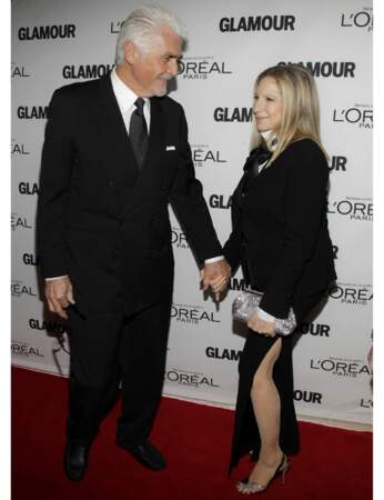 James Brolin et Barbra Streisand qui tente la robe fendue 