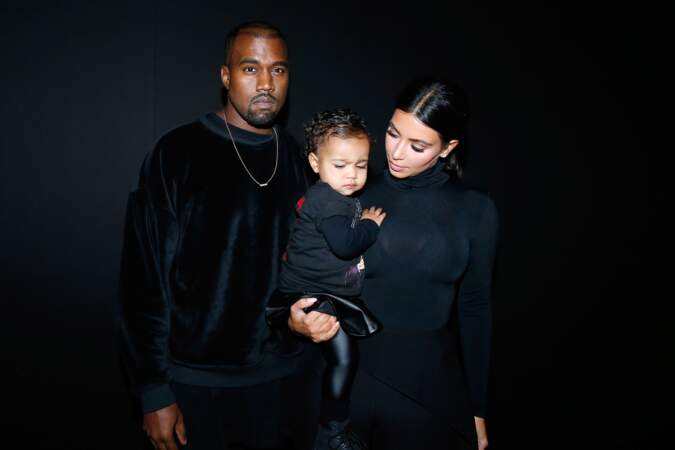 24 septembre 2014 : Kanye West, Kim Kardashian et North en look total black pour le défilé Balenciaga à Paris