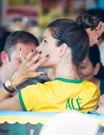 Alessandra Ambrosio avait pourtant tout donné pour porter les couleurs du Brésil (ongles, maquillage)