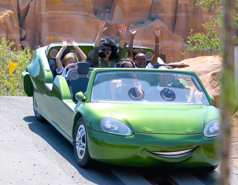 Angelina Jolie de sortie à Disneyland pour l’anniversaire de Vivienne et Knox