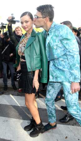 Vitalii Sediuk au côté de Miranda Kerr devant un défilé Louis Vuitton