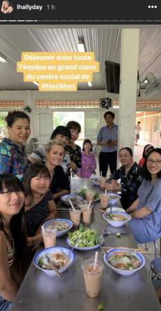 Laeticia Hallyday en visite au centre d’accueil de Hoc Mon, au Vietnam