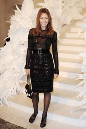 Laura Smet, en total look noir, capte la lumière au défilé Chanel (2009)