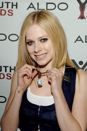 Le tatouage coeur d'Avril Lavigne