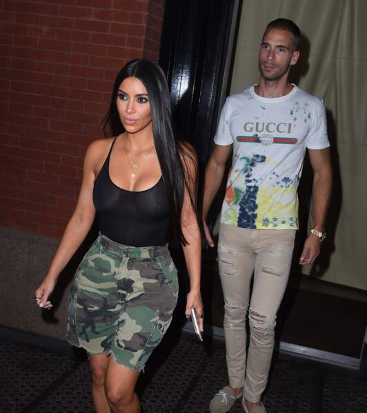 Kim Kardashian : en haut transparent, elle dévoile sa poitrine dans la rue