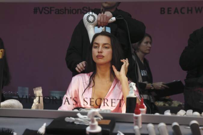 Défilé Victoria's Secret 2016 : Irina Shayk médite devant le miroir pendant qu'on lui sèche la tête