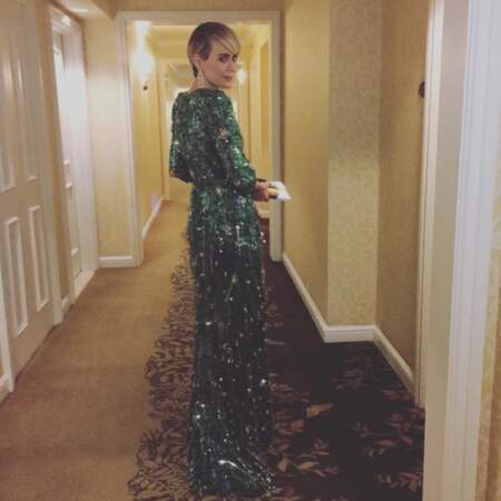 Emmy Awards 2016: Sarah Paulson paradant dans sa magnifique robe Prada