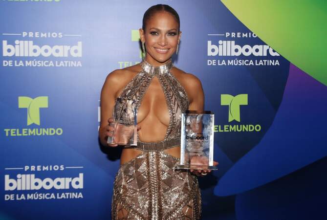 Jennifer Lopez ose les robes sexy, ultra décolletées (et pas que) aux Latin Awards