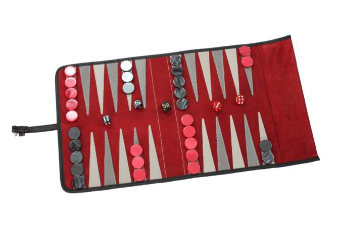 Backgammon de voyage. En cuir, 290€, Hector Saxe au Publicis Drugstore