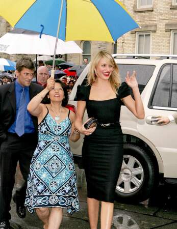 "Hey coucou, regardez, j'ai une porteuse de parapluie !" 