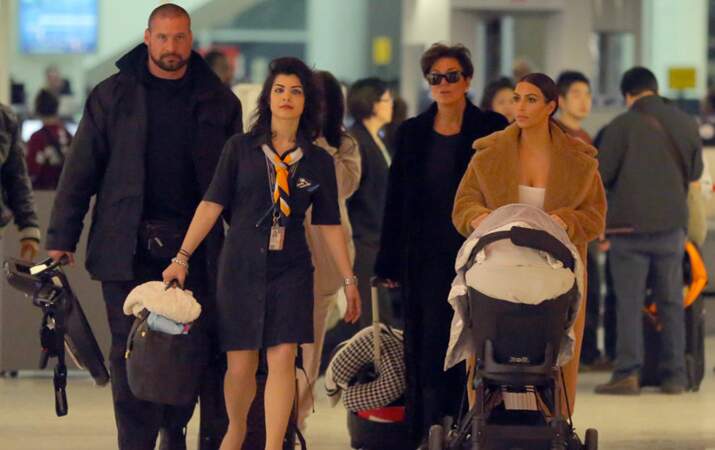 Kim Kardashian arrive à l'aéroport JFK de New York avec North et Kris Jenner