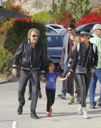 2013 : Johnny et Laeticia Hallyday se promènent avec Joy dans les rues de Los Angeles