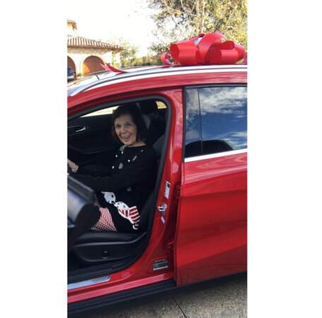 Le Noël des Kardashians : Mary Jo, la mère de Kris Jenner, dans son SUV Mercedes
