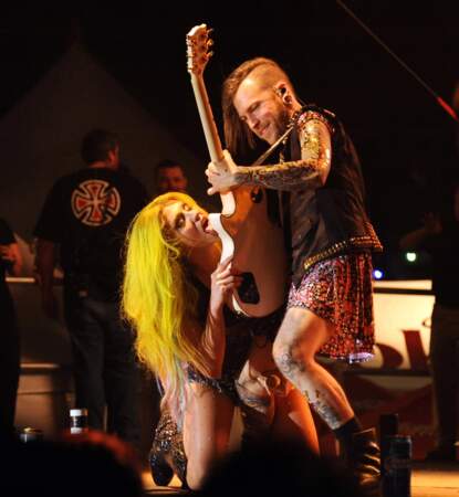 Kesha donne sa langue à la guitare !