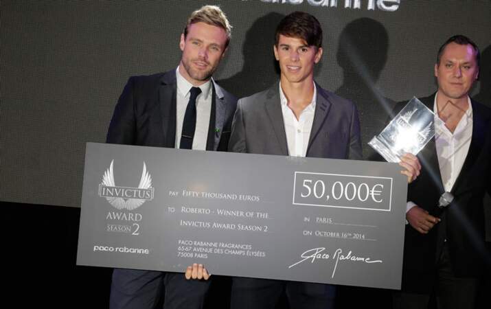 Nick Youngquest remet le chèque de 50 000 euros au vainqueur, Roberto