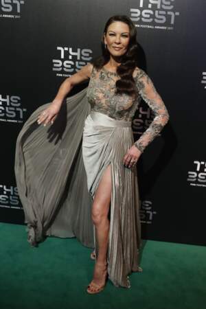 Catherine Zeta-Jones métamorphosée aux Best FIFA Awards
