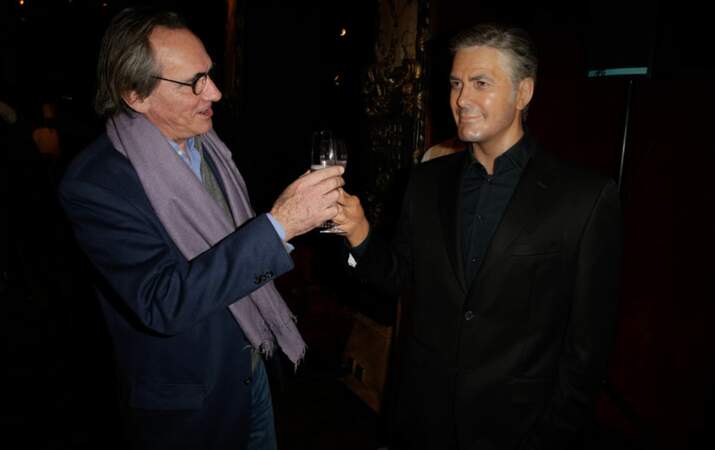 Philippe Lavil trinque avec George Clooney avec une coupe de champagne. What else ?