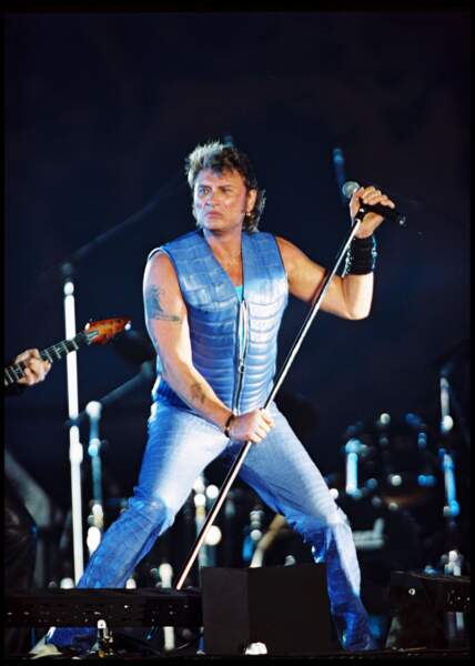 1993 : pendant le même concert, Johnny Hallyday se point en ensemble bleu façon croco