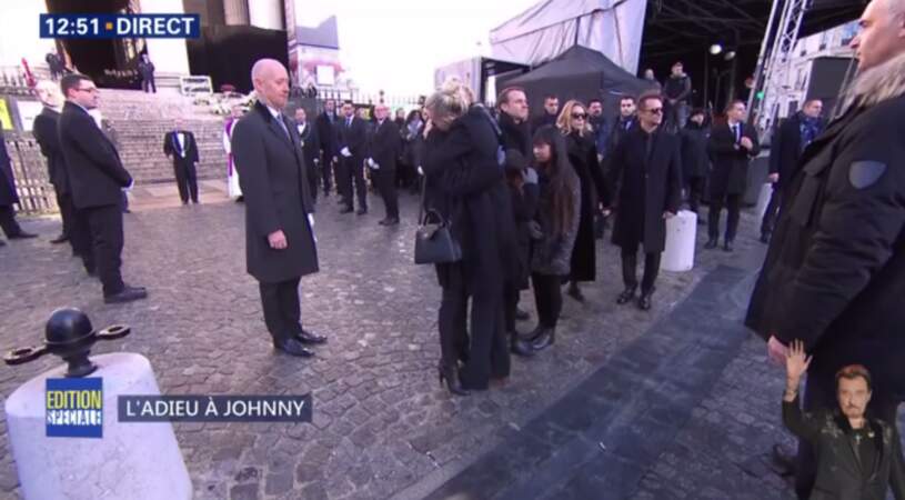 Hommage à Johnny Hallyday : Laeticia craque dans les bras de Brigitte Macron