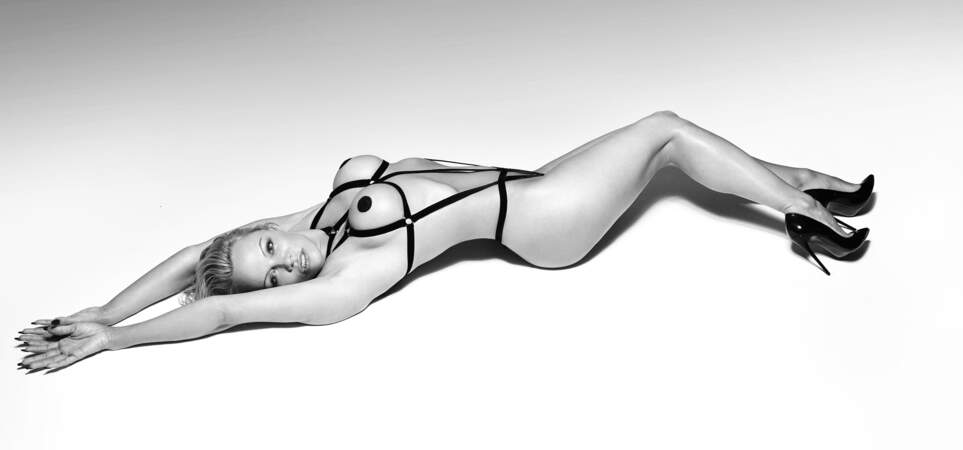 Seins nus, Pamela Anderson est sexy comme jamais pour un shooting de lingerie érotique