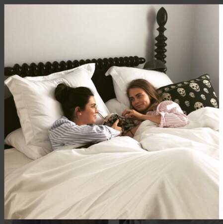 Traîner au lit avec Kendall Jenner et Cara Delevingne pas mal non ?