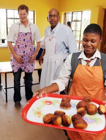 Le Prince Harry cuisine pour des enfants au Lesotho