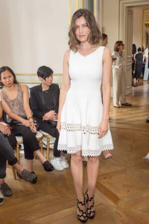 Laetitia Casta a 40 ans : 15 looks qui font d'elle une icône mode - La robe blanche