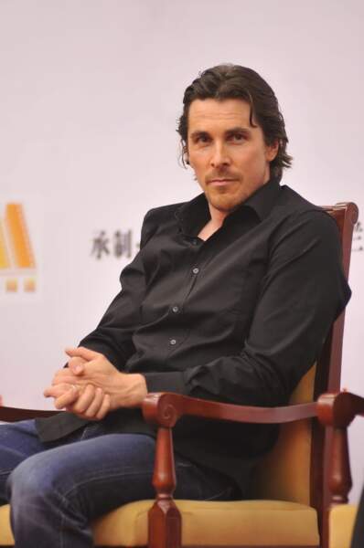 Christian Bale imberbe : "rdv au bar de l'hôtel à 19h30. J'aurai une rose rouge dans la bouche".