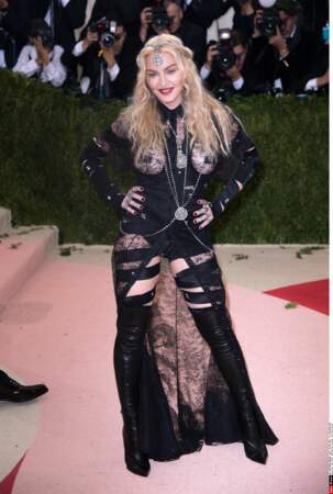 Madonna a fait du grand Madonna dans une tenue très Madonna (Givenchy)