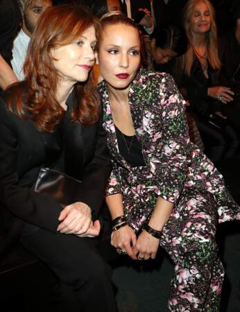 Noomi Rapace pose avec Isabelle Huppert