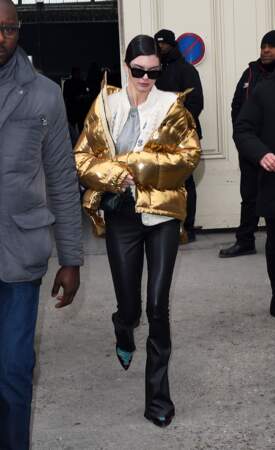 Défilé Chanel Haute Couture : Kendall Jenner a vaqué à ses occupations en doudoune dorée