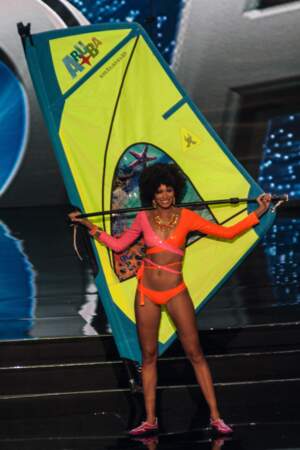 Miss Univers 2016 : Défilé en costume national pour Miss Aruba (en mode planche à voile humaine)