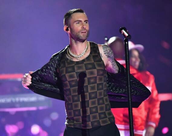Maroon 5 enflamme la scène de la mi-temps du Super Bowl