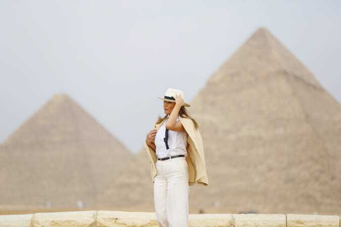 En Egypte, Melania Trump a posé devant les pyramides de Gizeh