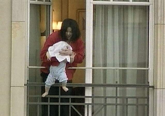 19 novembre 2002 : Michael Jackson suspend son plus jeune fils, Prince, du balcon de son hôtel à Berlin
