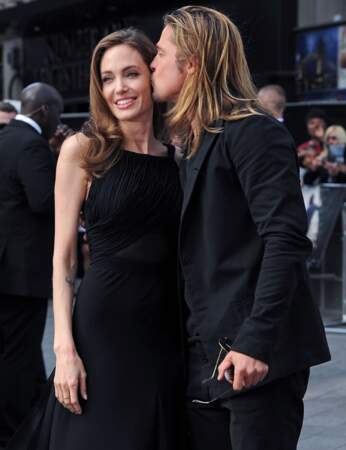 Et Brad Pitt ne peut se retenir d'embrasser sa moitié