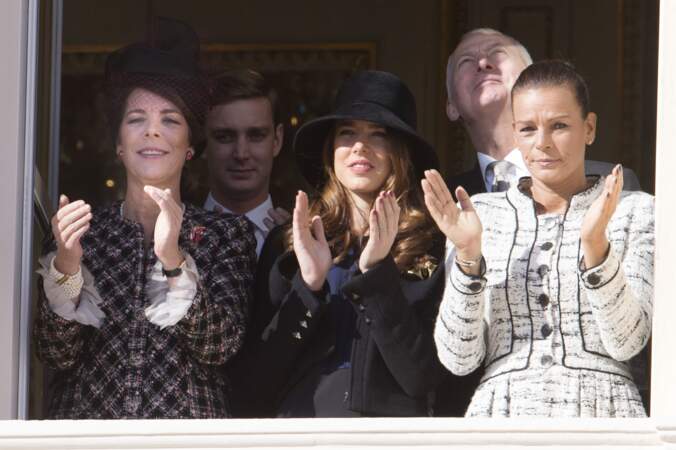 19 novembre 2012 : Stéphanie et Caroline de Monaco entourent Charlotte Casiraghi, la belle brune de 26 ans