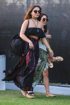 Vanessa Hudgens porte une longue robe, un classique de Coachella