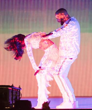Mais Rihanna s'en fiche, vu qu'après elle a fait semblant de faire l'amour avec Drake sur scène