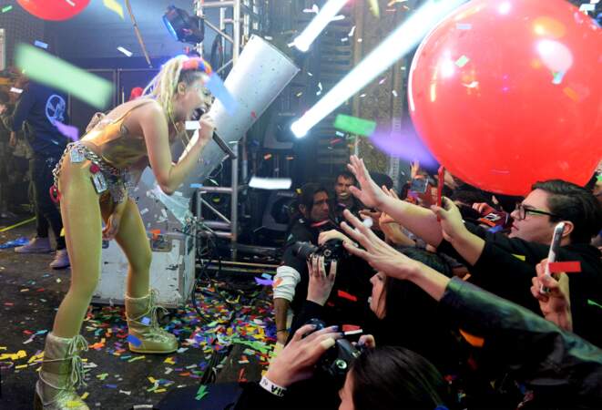 Miley Cyrus acclamée par une foule en délire