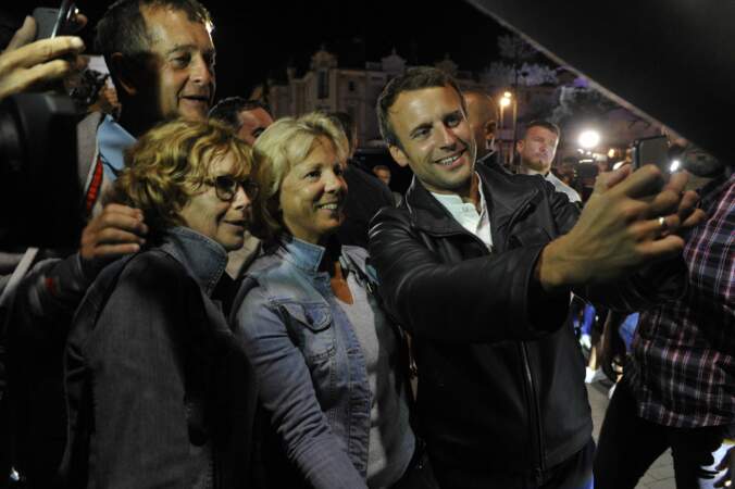 Emmanuel Macron s'est offert un bain de foule au Touquet le 26 août 2017 vers 23 heures
