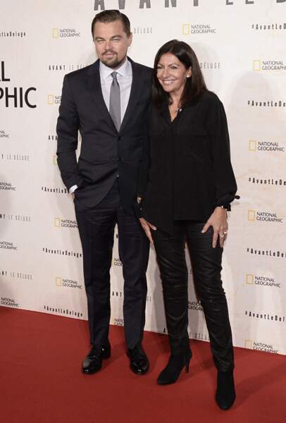 Leonardo DiCaprio posent aux côtés d'Anne Hidalgo, la maire de Paris
