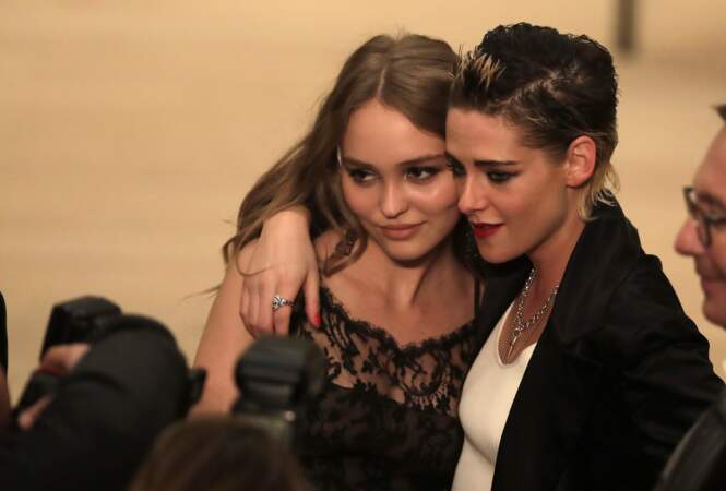 Lily-Rose Depp prend la pose avec Kristen Stewart