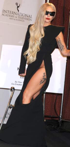 En robe fendue, ces stars en montrent trop : Lady Gaga