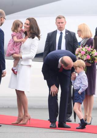 Le prince George fait la tête lors d’une visite officielle - De leur côté Kate et Charlotte sont divines