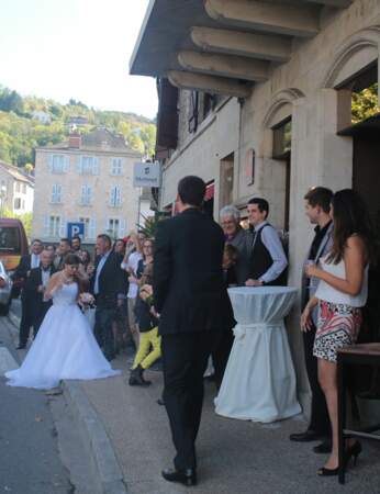Il accueille sa femme avec du champagne devant leur restaurant, L’Univers