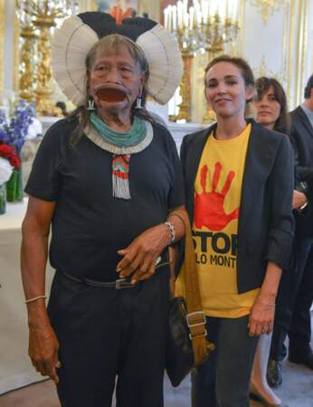 Pour la défense de l'Amazonie, le chef indien Raoni et Claire Keim ne font pas la fine bouche