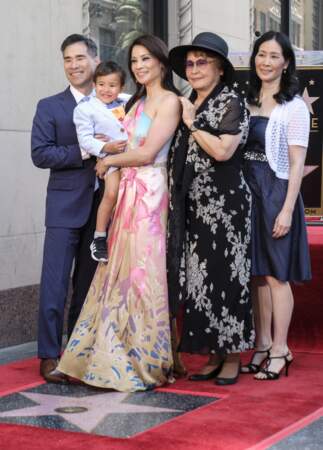 Lucy Liu inaugure son étoile en famille sur Hollywood Boulevard