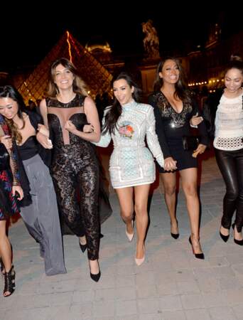 Kim a emmené ses copines devant le Louvre