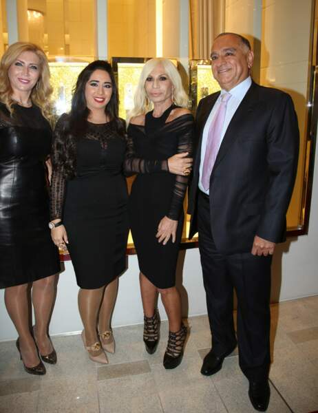 Donatella Versace (3ème en partant de la gauche) 